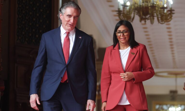 Burgum culmina visita con acuerdos y promesa de licencias de EE. UU. para mineras