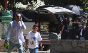 Sepultan a “El Mencho” en ataúd dorado, con música regional y mucha seguridad