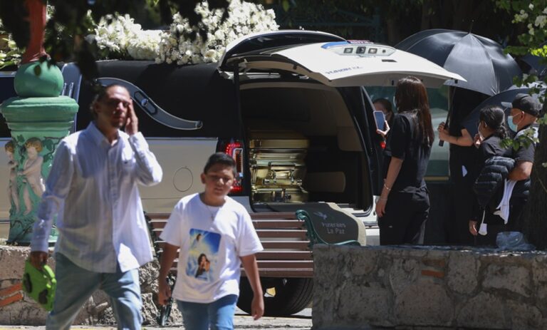 Sepultan a “El Mencho” en ataúd dorado, con música regional y mucha seguridad