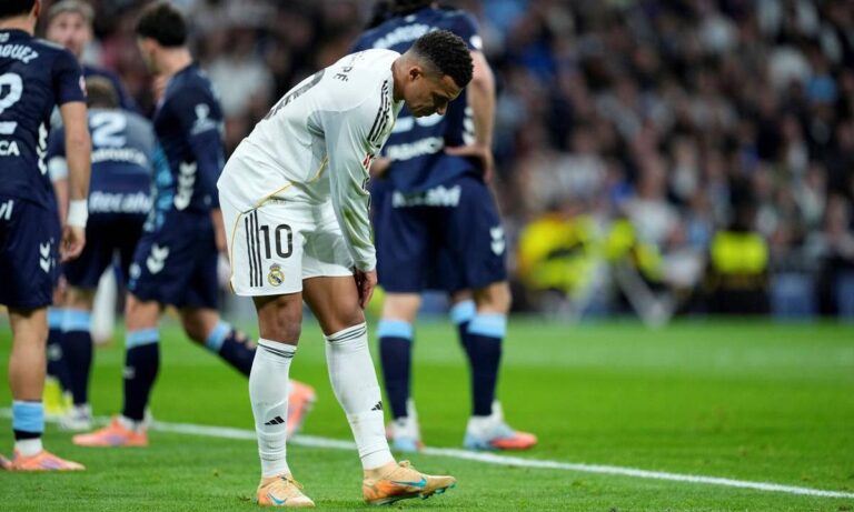 Confirman que Mbappé sufre un esguince en su rodilla izquierda