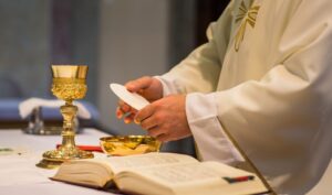 Parroquias invitan a conmemorar este Jueves Santo la institución de la eucaristía y el sacerdocio