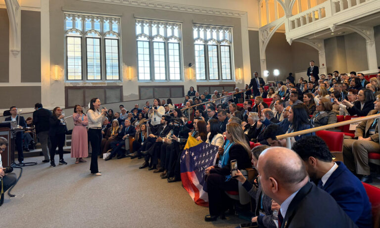 Machado se reúne con Vente en EE. UU. y asegura que van por “full democracia”