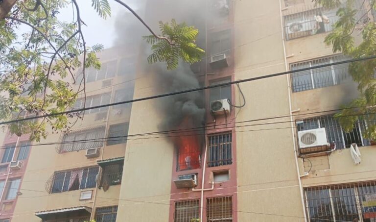 Se incendia apartamento en edificio de Plaza del Sol