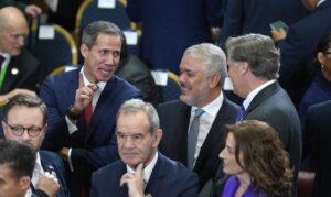 Juan Guaidó valora la transición de Chile como un ejemplo para Venezuela