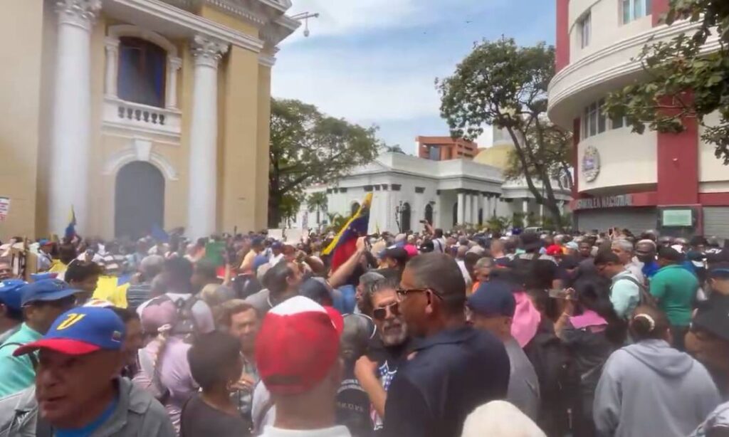 Sindicalistas marchan hasta la AN para exigir aumento salarial