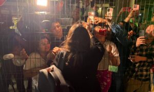 Machado es recibida en Santiago de Chile por migrantes venezolanos