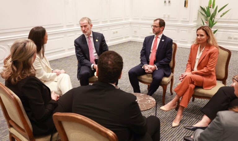 Rey de España se reúne con Machado en Chile