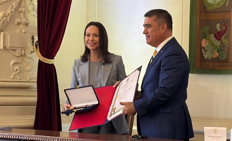 Entregan llaves y declaran “huésped ilustre” de Santiago de Chile a Machado