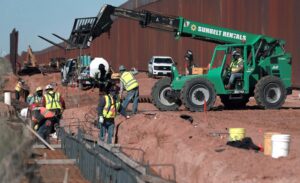 EE. UU. construye muro negro en la frontera con México para dificultar escalada de migrantes