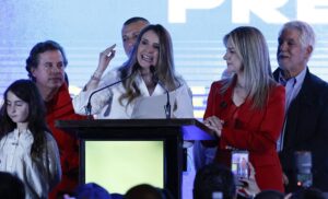 Paloma Valencia gana consulta de derecha y será candidata presidencial en Colombia