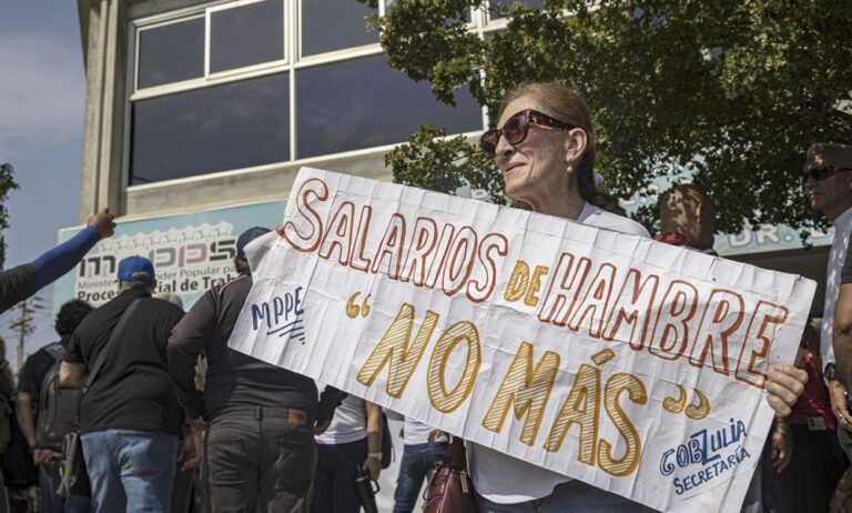 Sindicatos de maestros piden diálogo al gobierno por crisis de salarios