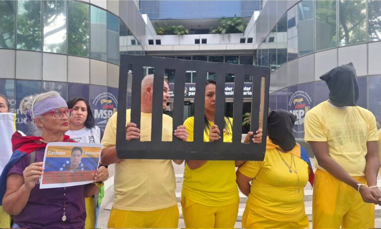 Familiares de presos políticos protestan encapuchados para exigir cese de “torturas”