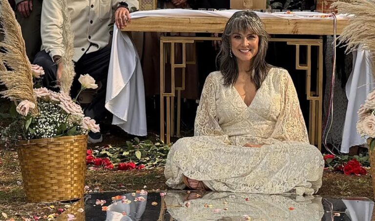 Se viste de novia y se casa con ella misma