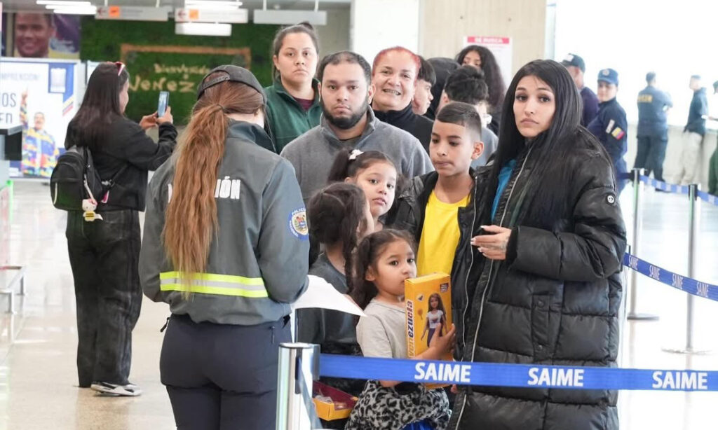 Arriba a Maiquetía vuelo de repatriación con 144 venezolanos desde EE. UU.
