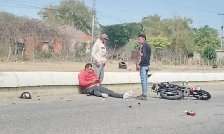 Muere después de grabar videos en los que pidió ayuda tras colisionar su moto