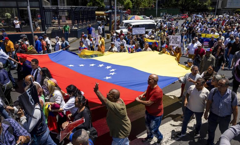 Trabajadores protestan por salarios y convocan marcha a Miraflores el 9 de abril
