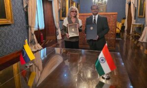 Gobierno firma con India un acuerdo para facilitar la compra de medicamentos