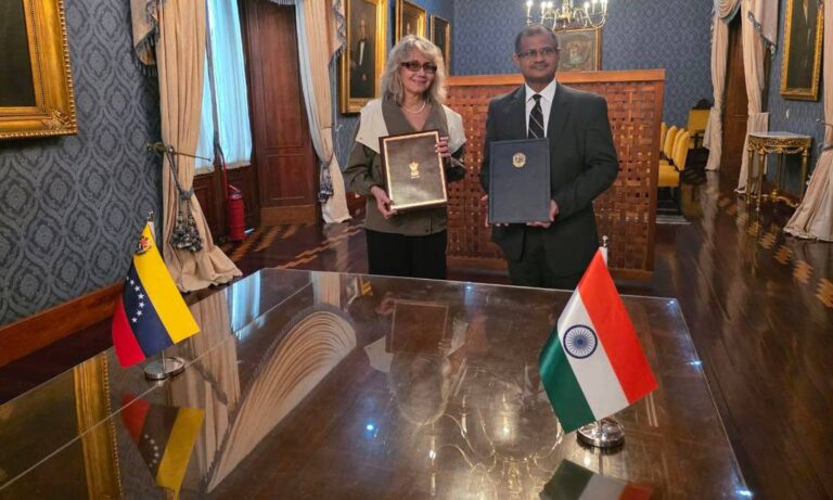 Gobierno firma con India un acuerdo para facilitar la compra de medicamentos