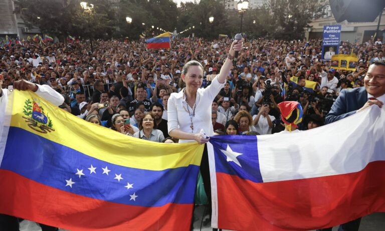 Venezolanos en Chile aclaman a Machado en mayor concentración fuera de Venezuela
