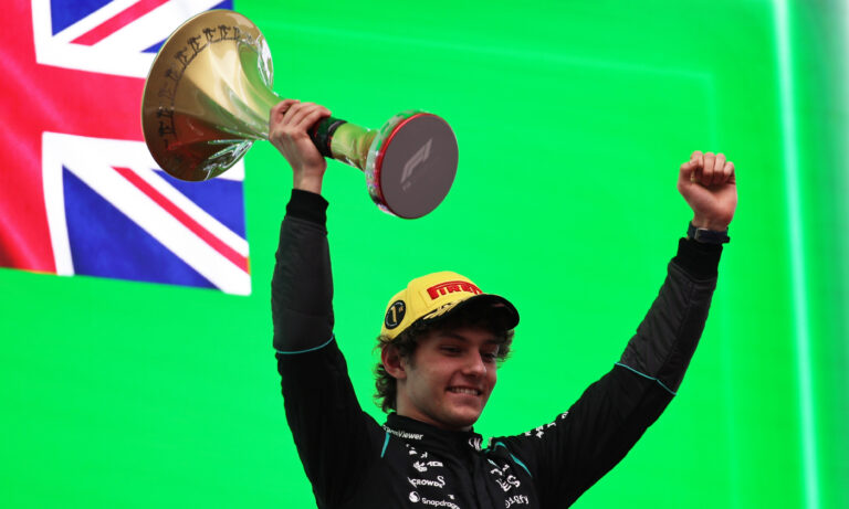 Antonelli gana el Gran Premio de China y Mercedes domina el podio