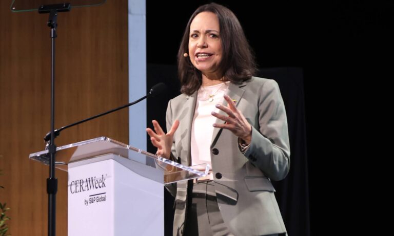 Machado ofrece minimizar el rol del Estado en la industria petrolera del país