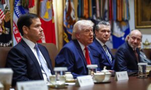 Trump bromea con que se presentará a las elecciones contra Delcy Rodríguez
