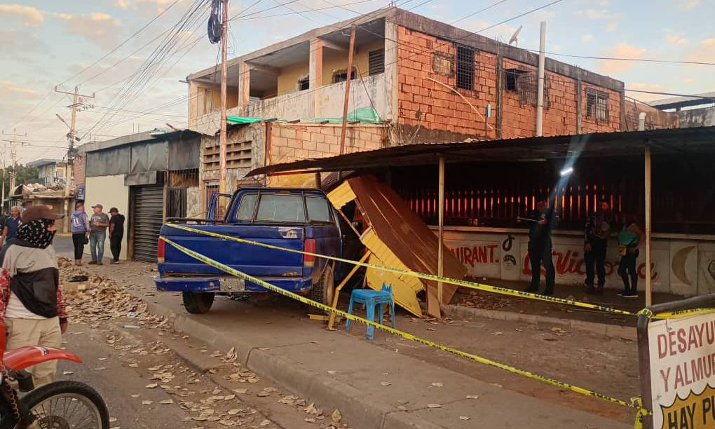 Fallecen 2 hombres tras ser impactados por una camioneta sin control