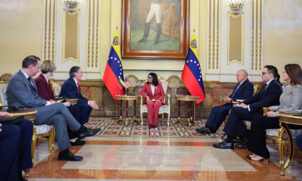 Delcy Rodríguez recibe al secretario de Interior de EE. UU. para hablar sobre sector minero