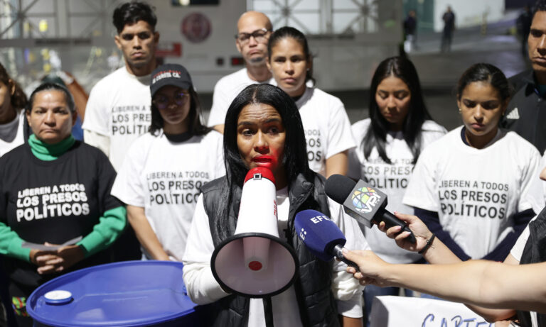 Familiares de presos políticos piden a Delcy Rodríguez y Laura Dogu visitar Zona 7