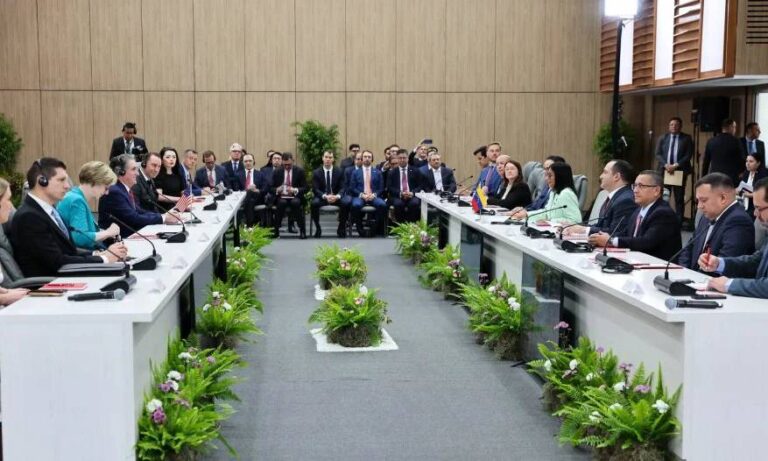 Delcy Rodríguez firma acuerdos con la petrolera británica Shell