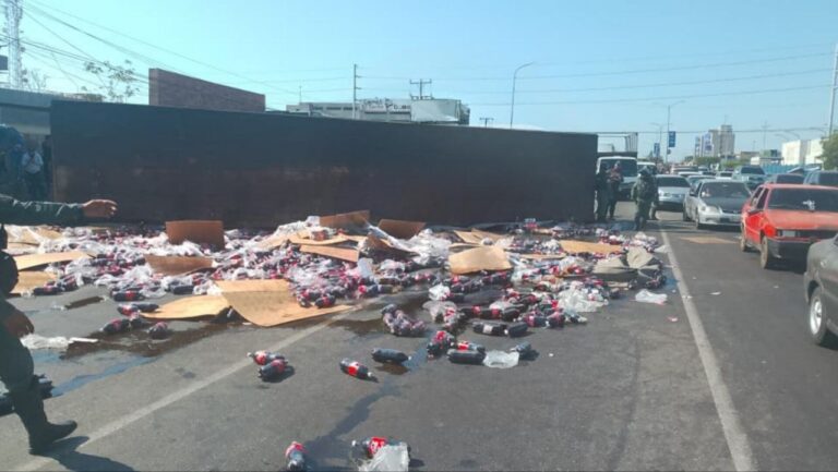 Gandola se vuelca en la Circunvalación 2 sin dejar heridos