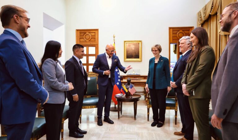 Jorge Rodríguez se reúne con representantes del Senado y la encargada de negocios de EE. UU.