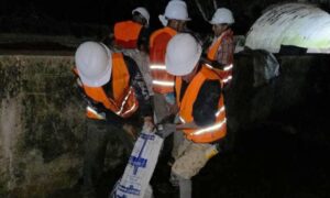 Rescatan a 8 trabajadores atrapados en acueducto Turimiquire en Sucre