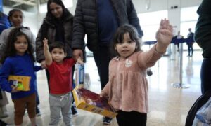 Llegan 270 migrantes venezolanos deportados por EE. UU.: 8 son menores de edad
