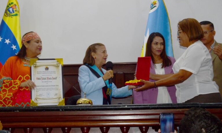 La Ucez recibe la Orden Rafael María Baralt del Clez en su 60 aniversario