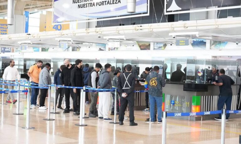 Arriban 123 migrantes venezolanos deportados de EE. UU.: 5 niños