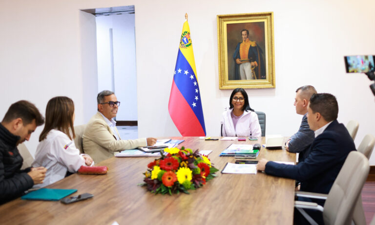 Delcy Rodríguez evalúa planes para mejorar la distribución de agua potable