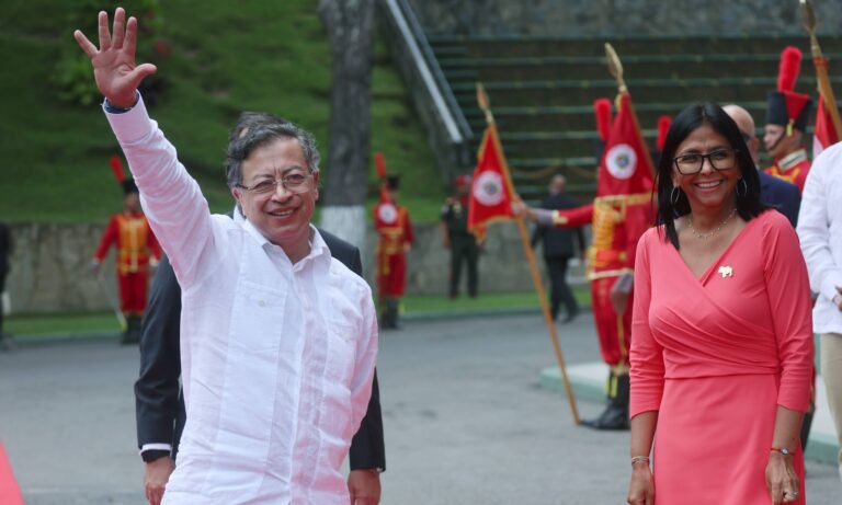 Delcy Rodríguez recibe a Gustavo Petro en Miraflores