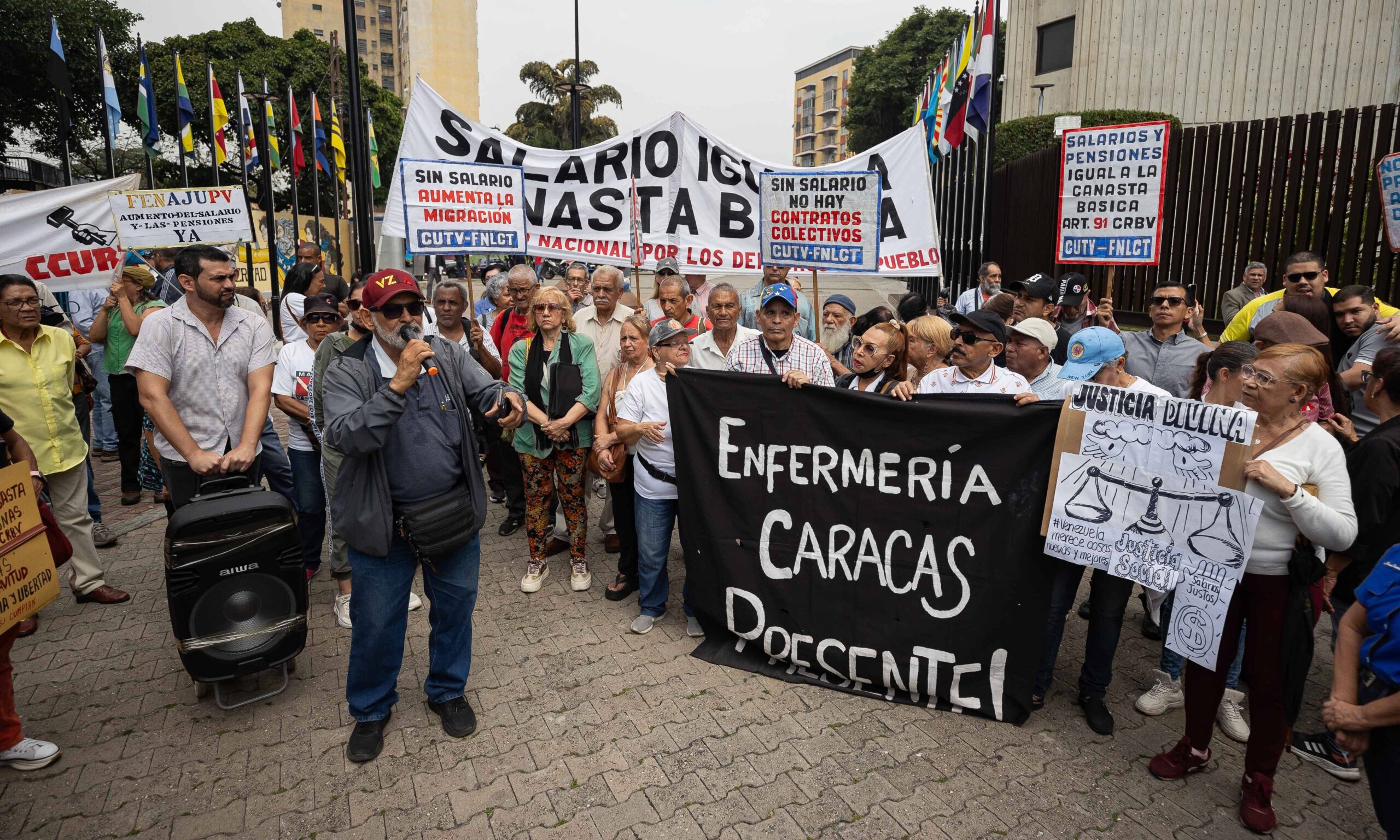Trabajadores protestan frente al TSJ por respuesta a demanda de aumento salarial