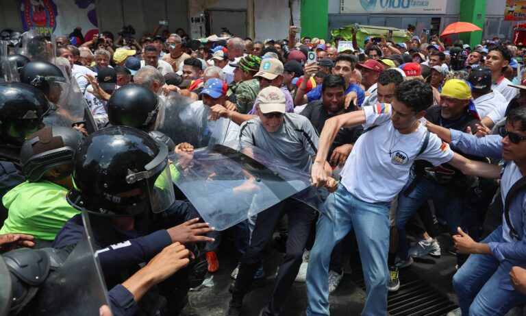 Policía reprime marcha de trabajadores en Caracas por salarios y pensiones
