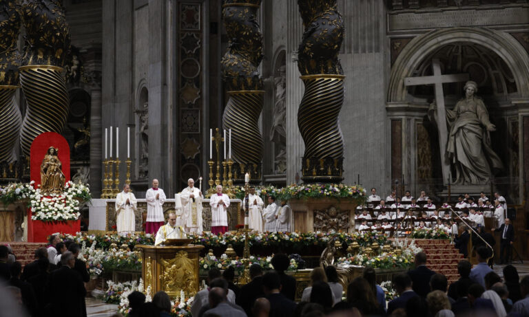 Papa León XIV preside su primera Vigilia Pascual en San Pedro