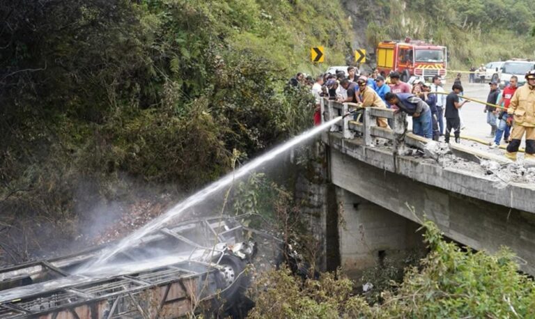 Al menos 14 muertos y 29 heridos en accidente de autobús en zona andina de Ecuador