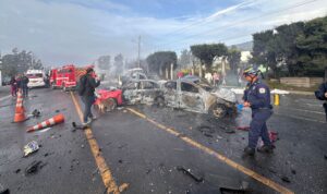 Dos muertos y 19 heridos en aparatoso accidente en peaje del centro de Colombia