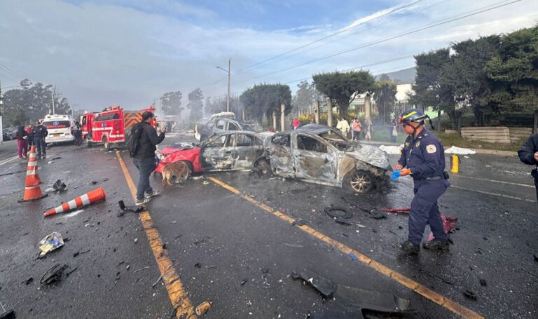 Dos muertos y 19 heridos en aparatoso accidente en peaje del centro de Colombia