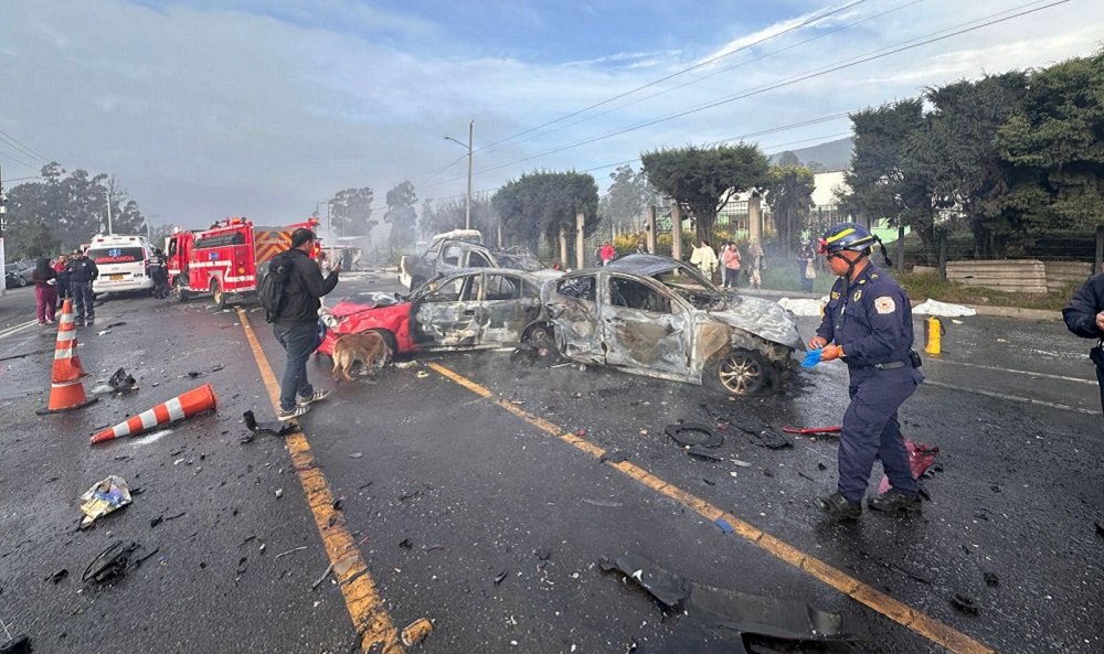 Dos muertos y 19 heridos en aparatoso accidente en peaje del centro de Colombia