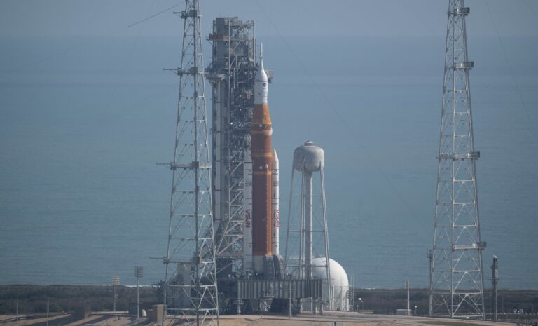 La Nasa carga de combustible el cohete de Artemis II para su lanzamiento