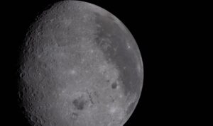 La vista desde Artemis al pasar por la Luna: destellos, polvo lunar y el brillo de la Tierra