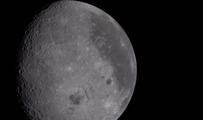 La vista desde Artemis al pasar por la Luna: destellos, polvo lunar y el brillo de la Tierra