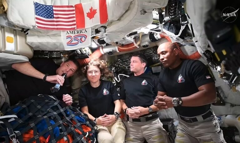 Astronautas de Artemis II relatan a Trump su paso por el lado oscuro de la Luna