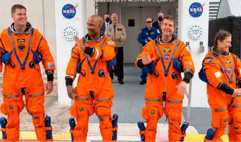 Astronautas de Artemis II llegan a la plataforma de lanzamiento